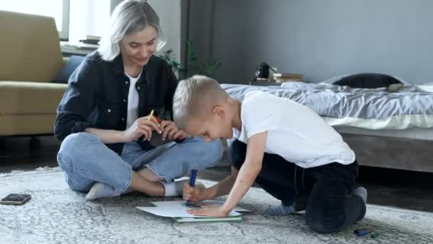 Uma Jovem Mãe Menino Estão Sentados Chão Menino Está Desenhando — Vídeo de Stock