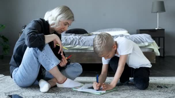 Young Mother Baby Boy Drawing Felt Tip Pens Paper Engaged — 비디오