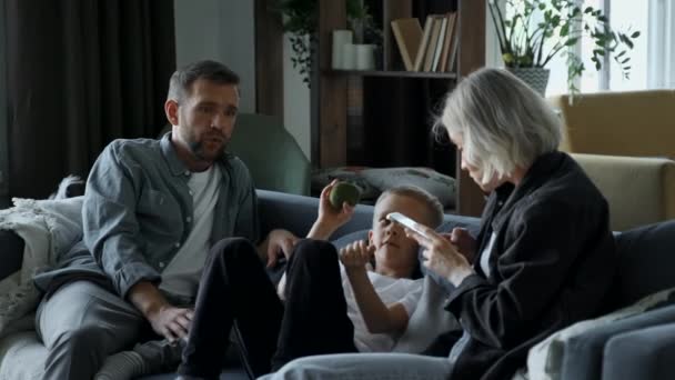 Felice Famiglia Godere Utilizzando Tecnologia Smartphone Rilassarsi Sedersi Sul Divano — Video Stock