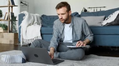 Genç bir erkek serbest yazar bir dergide notlar alır, evde çalışan bir serbest yazar, dizüstü bilgisayar kullanır, monitör ekranına bakar, yeni bir proje geliştirir.