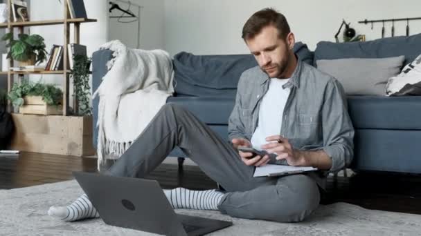 Mladý Nezávislý Muž Pracuje Doma Drží Chytrý Telefon Své Ruce — Stock video