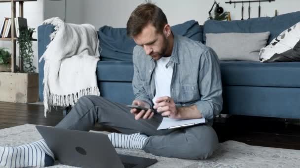 Mladý Muž Sedí Obývacím Pokoji Pomocí Notebooku Doma Tiskne Zprávu — Stock video