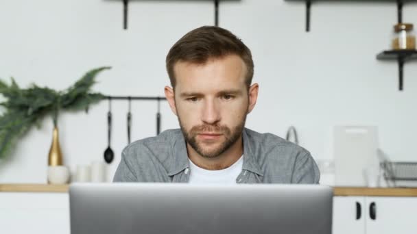 Close Jovem Homem Pensativo Freelance Olhando Para Uma Tela Monitor — Vídeo de Stock