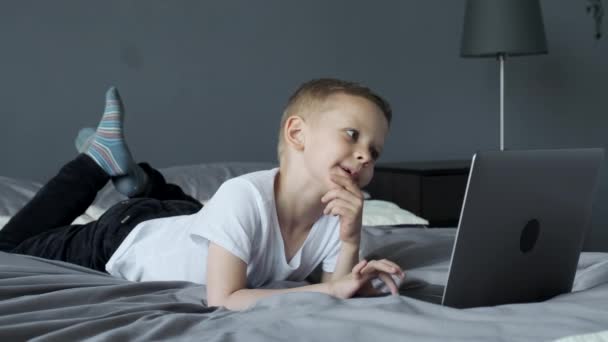 Copil Mic Folosește Computer Uită Ecranul Laptopului Ceasuri Video Sau — Videoclip de stoc