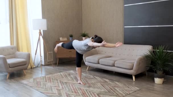 Joven Atlética Practica Clases Yoga Haciendo Ejercicios Casa Pie Sobre — Vídeos de Stock