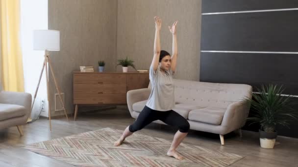 保持健康和健康 身穿运动服的年轻貌美的亚洲女人一边做瑜伽 一边在家里放松 — 图库视频影像