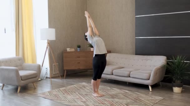 Ung Kvinna Gör Yoga Gör Övning För Att Böja Sin — Stockvideo