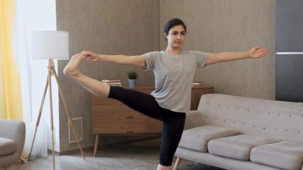 Bir Kadın Denge Çin Egzersiz Yapıyor Yoga Pozunda Tek Ayak — Stok video