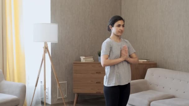 Молода Індійська Жінка Займається Медитацією Йоги Вдома Стоїть Яскравій Кімнаті — стокове відео