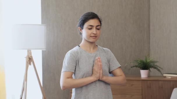 Mulher Indiana Jovem Fazendo Meditação Yoga Casa Close Jovem Indiana — Vídeo de Stock