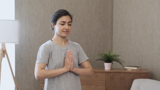 年轻的印度妇女在家做瑜伽冥想 近距离观察年轻的印度女人做瑜伽 做晨间冥想 — 图库视频影像