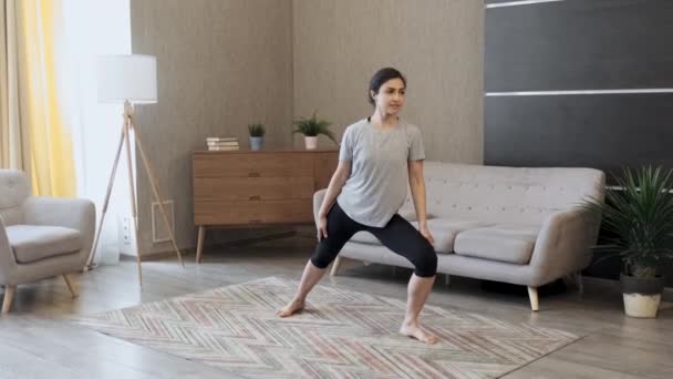 Eine Junge Inderin Macht Morgens Yoga Macht Eine Körperstreckübung Steht — Stockvideo
