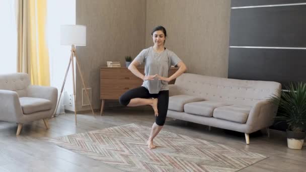 Une Jeune Femme Fait Yoga Fait Exercice Pour Équilibre Trouve Séquence Vidéo Libre De Droits