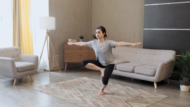 Une Jeune Femme Fait Yoga Fait Exercice Pour Équilibre Trouve — Video