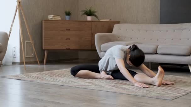 Une Jeune Fille Qui Fait Yoga Dans Pose Asana Fille Vidéo De Stock Libre De Droits