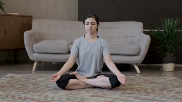 Ung Indisk Kvinna Sitter Yoga Lotus Pose Flicka Gör Övning — Stockvideo