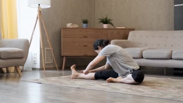 Fit Kobieta Wysoka Elastyczność Ciała Rozciągając Nogi Rozgrzewki Robi Ćwiczenia — Wideo stockowe