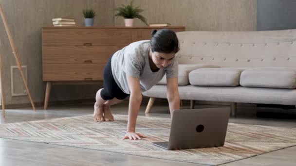 Ung Indisk Kvinna Gör Plankövning Gör Yoga Online Hemma Ett — Stockvideo