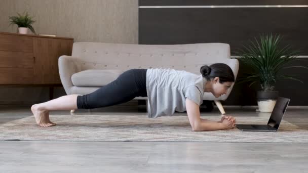 Una Mujer India Joven Hace Ejercicio Tablón Hace Yoga Línea — Vídeo de stock