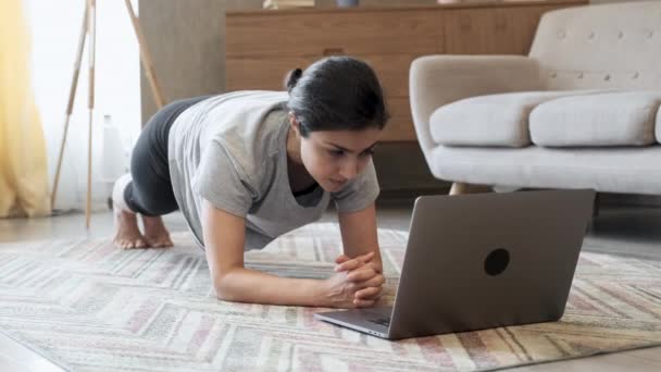 Fermer Une Jeune Indienne Fait Exercice Planche Fait Yoga Ligne Vidéo De Stock Libre De Droits