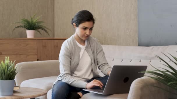 Žena Notebookem Gauči Úsměvem Šťastný Ležérní Krásná Žena Pracující Notebooku — Stock video