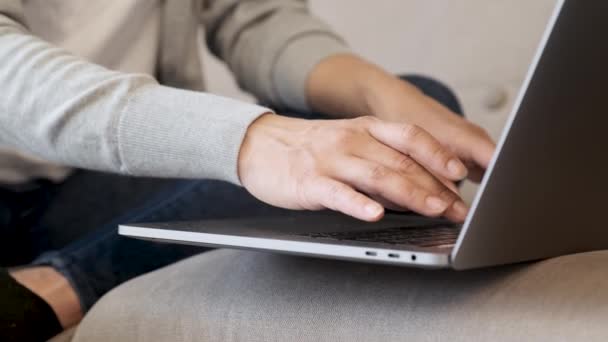Blisko Kobieta Ręce Pracy Laptopa Domu Palce Wpisując Klawiaturze Laptopa — Wideo stockowe