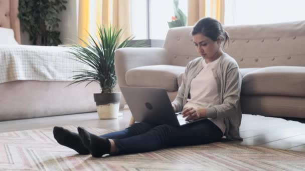 Góry Przemyślane Samozatrudniona Kobieta Siedzi Podłodze Przytulnym Mieszkaniu Pracuje Online — Wideo stockowe