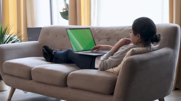 Jonge Vrouw Thuis Liggend Een Bank Werkt Een Laptop Computer — Stockvideo