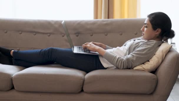 Mladá Žena Doma Leží Gauči Pracuje Laptopu Dívka Používající Počítač — Stock video