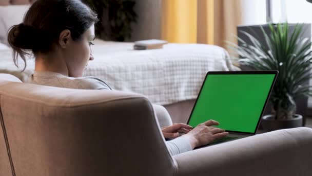 Молода Жінка Вдома Друкує Клавіатурі Дивиться Екран Ноутбука Зеленим Екраном — стокове відео