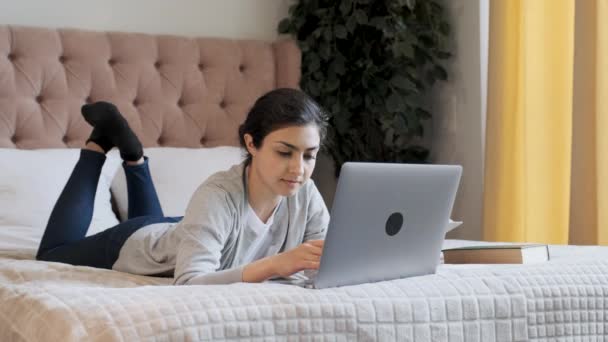 Uma Jovem Indiana Pensativa Mulher Está Digitando Teclado Trabalhando Line — Vídeo de Stock