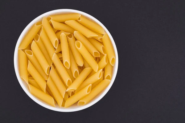 Cuenco Vidrio Blanco Pasta Cruda Penne Rigate Aislado Sobre Fondo —  Fotos de Stock