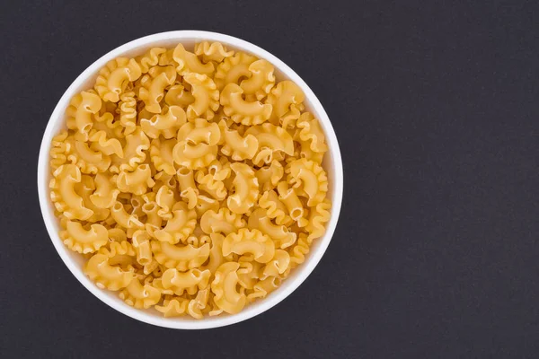 Cuenco Vidrio Blanco Pasta Cruda Aislado Sobre Fondo Gris Oscuro —  Fotos de Stock