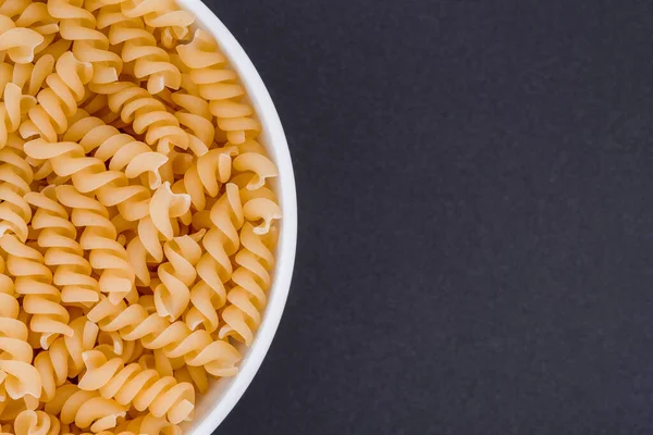 Cuenco Vidrio Blanco Pasta Cruda Fusilli Aislado Sobre Fondo Gris —  Fotos de Stock