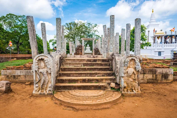 Anuradhapura 斯里兰卡马哈拉 大修道院 Thuparama Dagoba的守护雕像 斯里兰卡文化三角 免版税图库照片