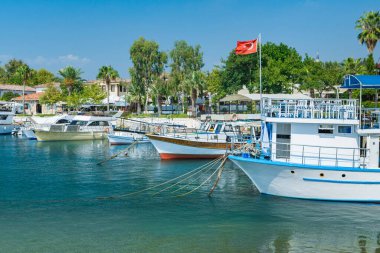 Günbatımında Kenar tatil beldesinde tekneleri olan güzel liman - Antalya, Türkiye .