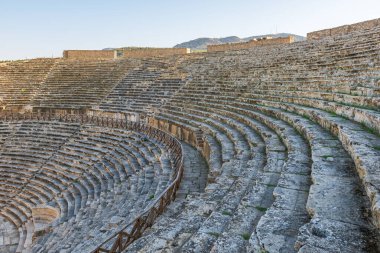 Türkiye, Denizli, Pamukkale traverteni ve antik Hierapolis kenti.