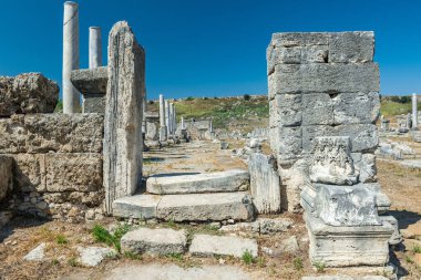 Antik Perge şehrinin kalıntıları. Perge, Türkiye 'nin güney Akdeniz kıyısında antik bir Yunan kentidir.