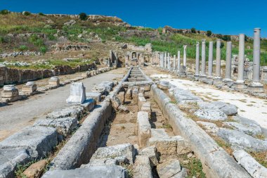 Antik Perge şehrinin kalıntıları. Perge, Türkiye 'nin güney Akdeniz kıyısında antik bir Yunan kentidir.