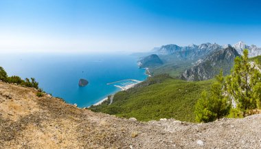 Türkiye 'nin Antalya kıyısındaki Tunektepe Teleferik' in tepesinden görüntü. Şehir manzarasının üst görünümü