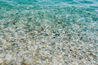 Türkiye 'nin Antalya kentinde çakıl taşı kıyıları ve dalgalar. Konyaalti plajı.