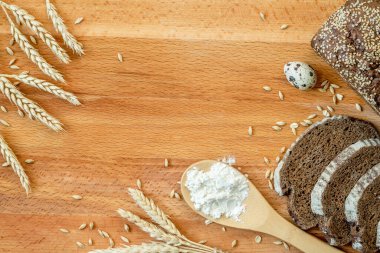 Pastane arkaplan manzarası. Tahta arka planda kabuklu çörekler ve somunlar.