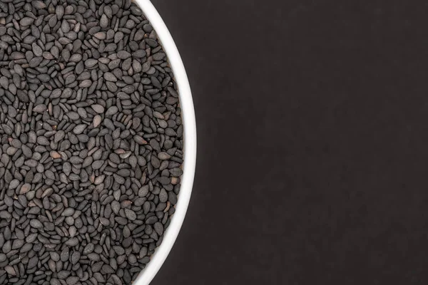 Bílá Skleněná Mísa Černých Sezamových Semen Izolované Tmavě Šedém Pozadí — Stock fotografie