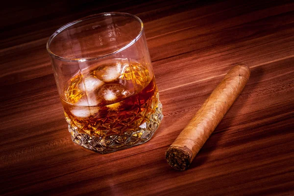 Whisky et cigare cubain — Photo