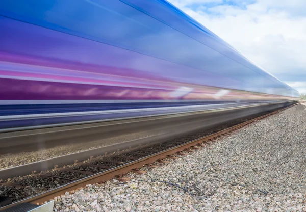 Chiuda in su del treno che accelera attraverso la campagna inglese con moti — Foto Stock