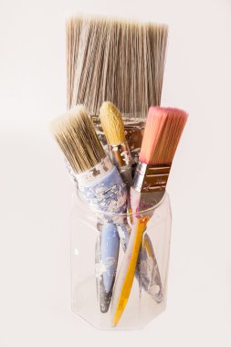 Dört bir kavanoza dekorasyon Boya fırçaları kullanılan