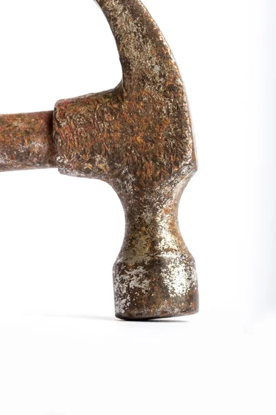 Primer plano de una vieja cabeza de martillo oxidada — Foto de Stock