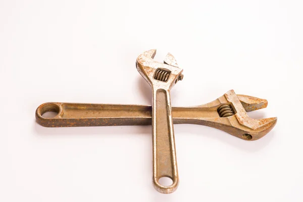 Дві старі іржаві регульовані гайкові ключі перетинаються один з одним — стокове фото