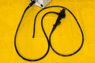 Sarı zemin üzerine esnek endoskop