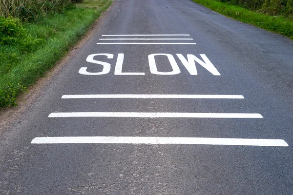 Langsames Schild frisch auf Straße gemalt — Stockfoto